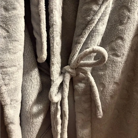 Cozy Textured Robe in Gray - Picture 4 of 7